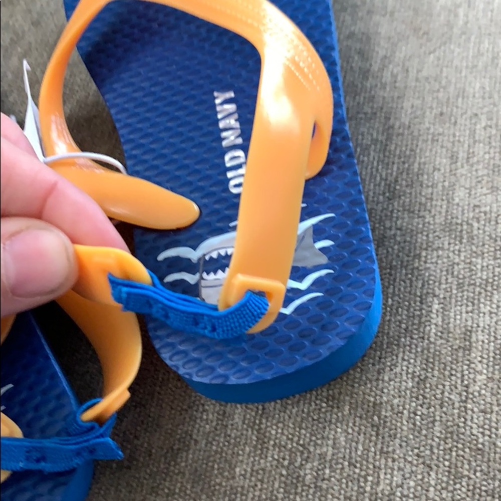 Old navy toddler flip flops - Picture 4 of 4